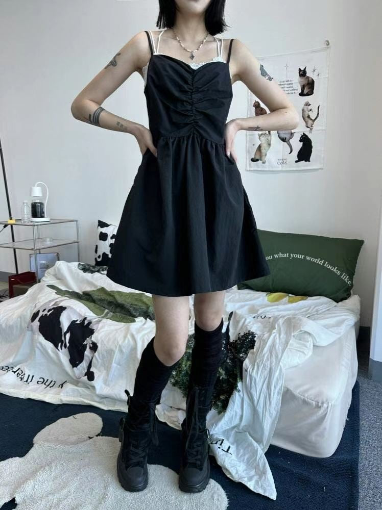 日系淨色吊帶抓皺連身裙