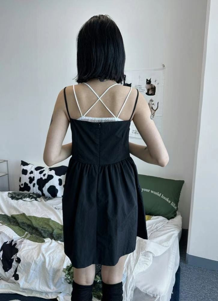 日系淨色吊帶抓皺連身裙