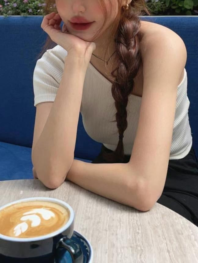 小性感斜肩Cutting Top