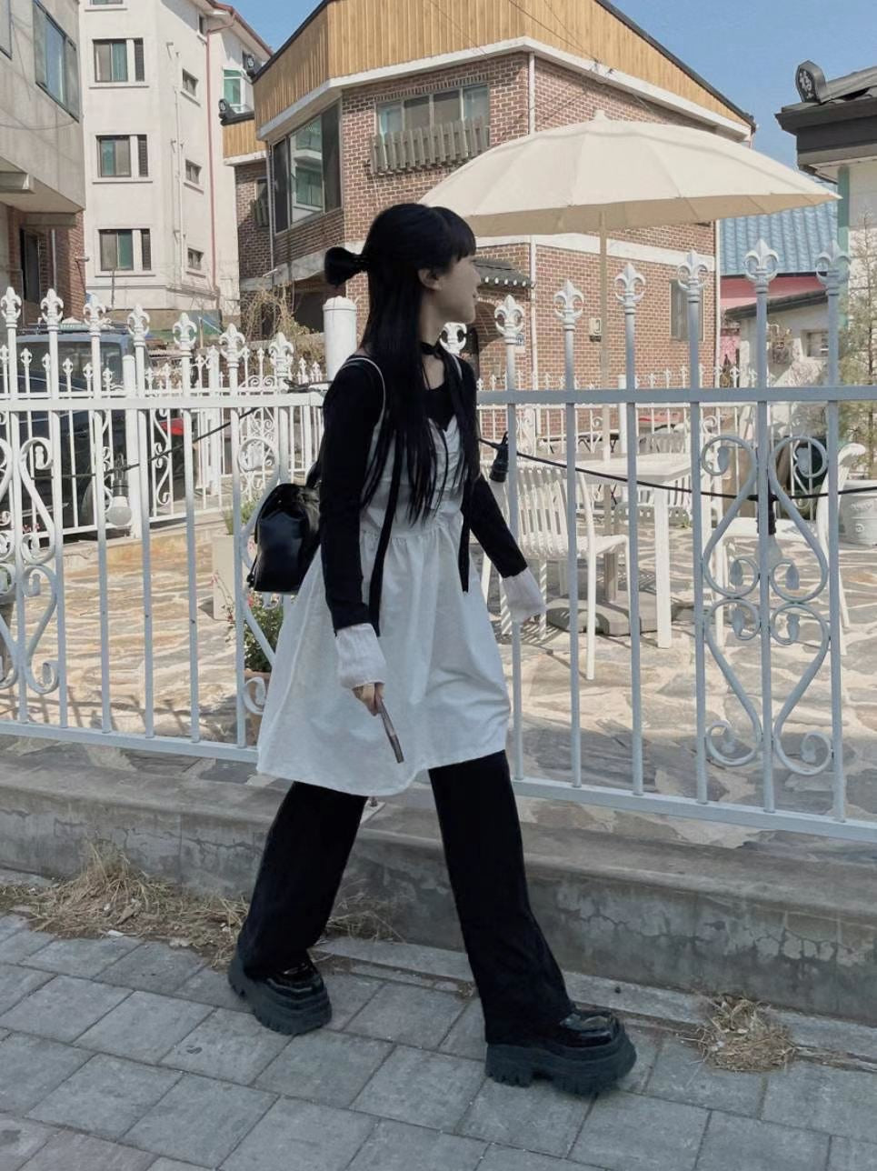 日系淨色吊帶抓皺連身裙