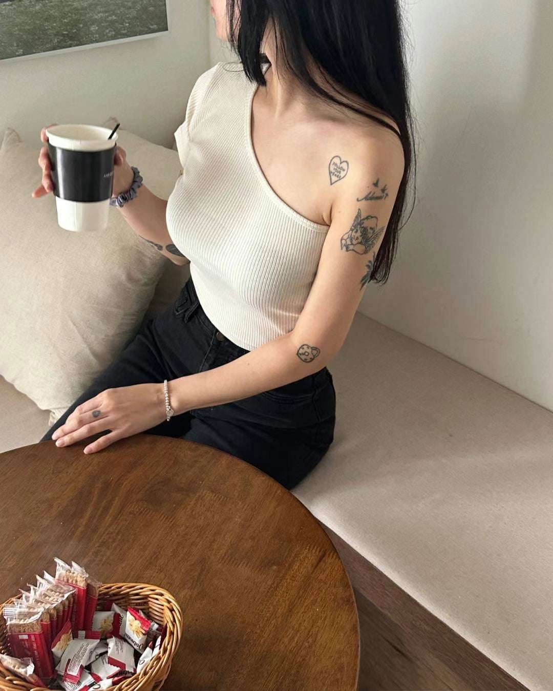 小性感斜肩Cutting Top