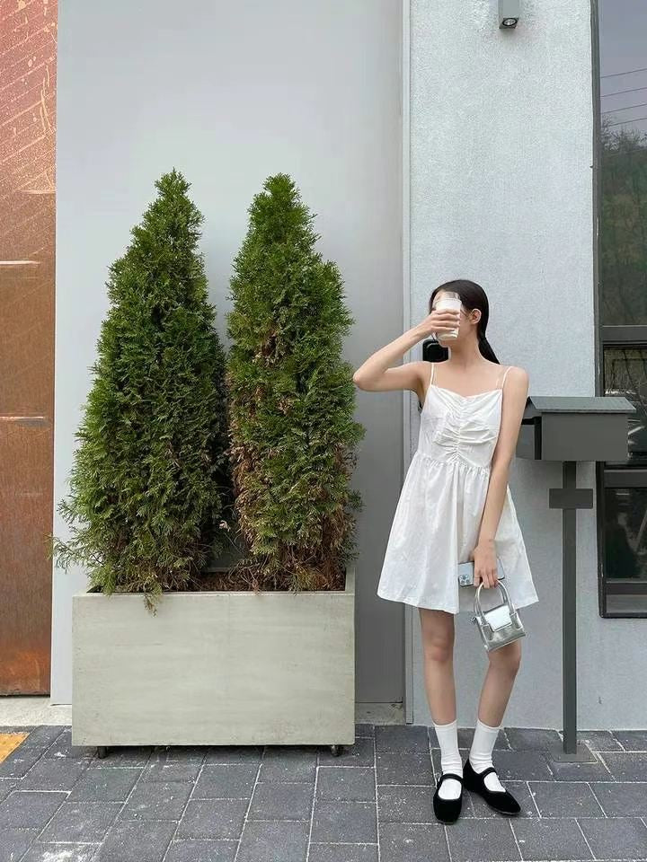 日系淨色吊帶抓皺連身裙