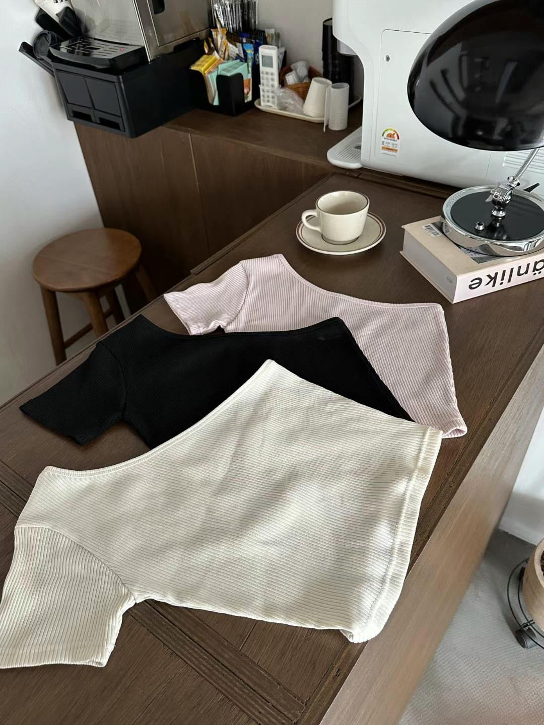 小性感斜肩Cutting Top