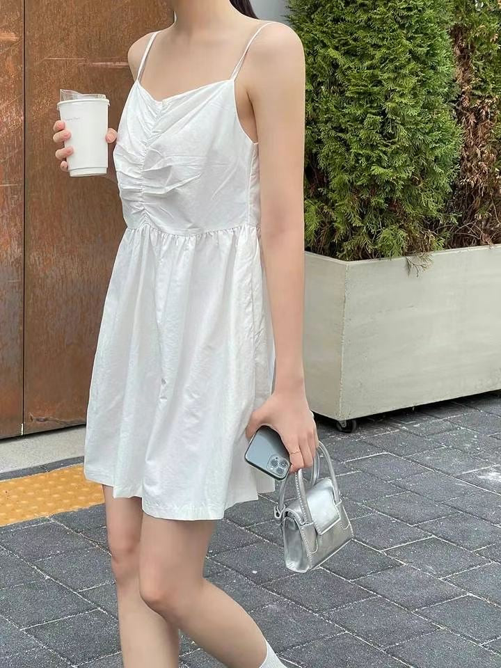 日系淨色吊帶抓皺連身裙