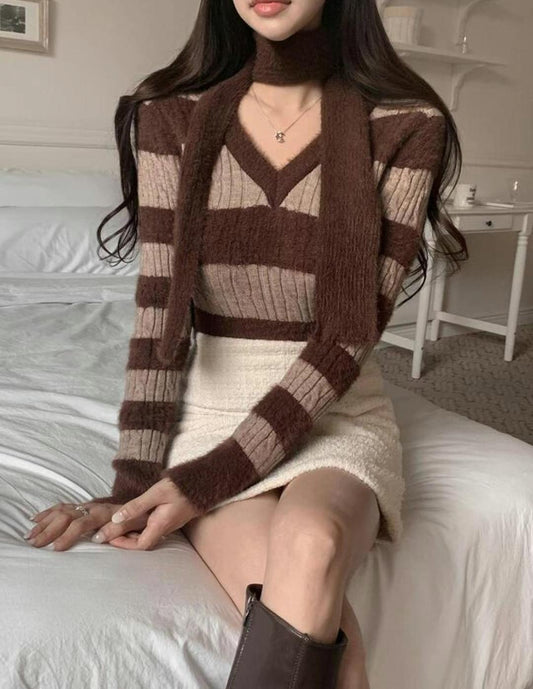 秋冬顯瘦!!V領毛絨間條針織Top+同色系小頸巾